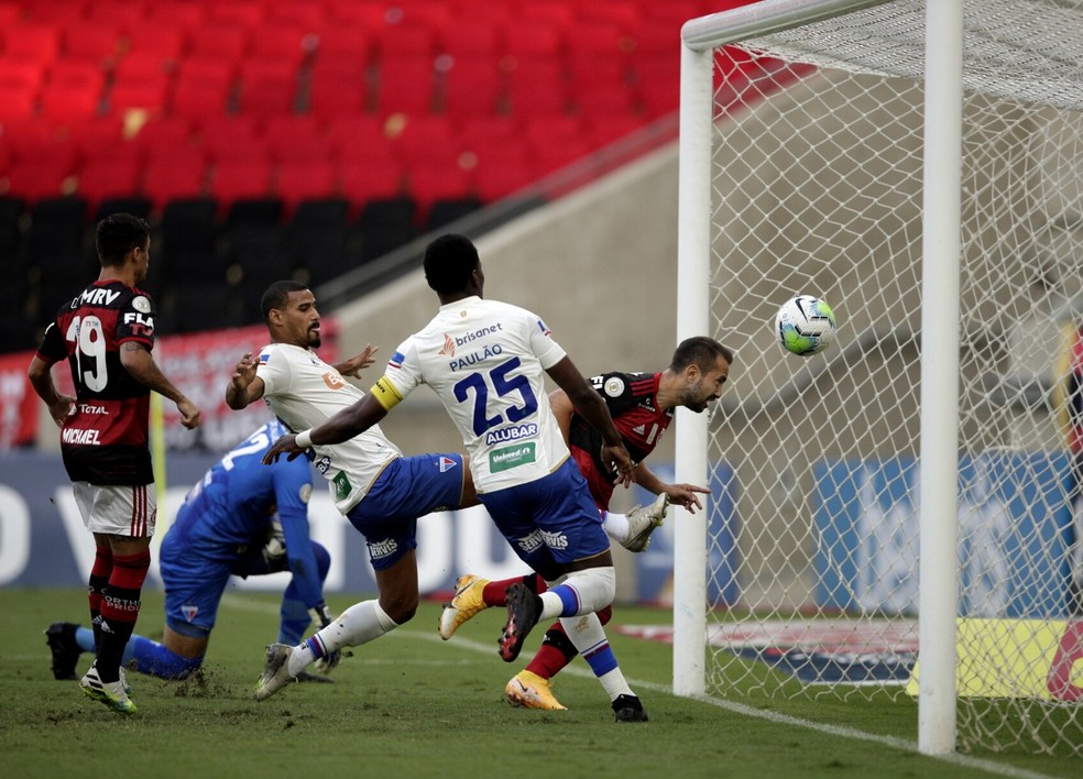 Everton Ribeiro faz o gol do Flamengo sobre o Fortaleza — Foto: Andre Mourão/FotoFC