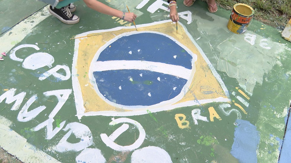Bandeira do Brasil em praça de Águas Claras, no DF — Foto: TV Globo/Reprodução