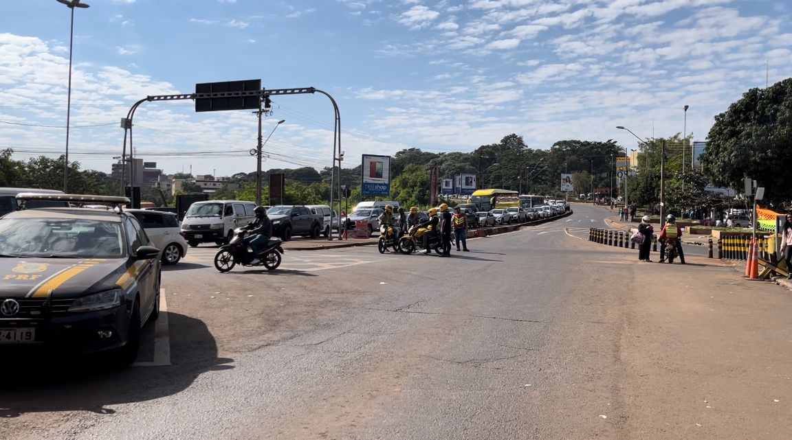 Motociclistas brasileiros e paraguaios
bloqueiam trânsito na Ponte Amizade nesta sexta-feira (1º) 