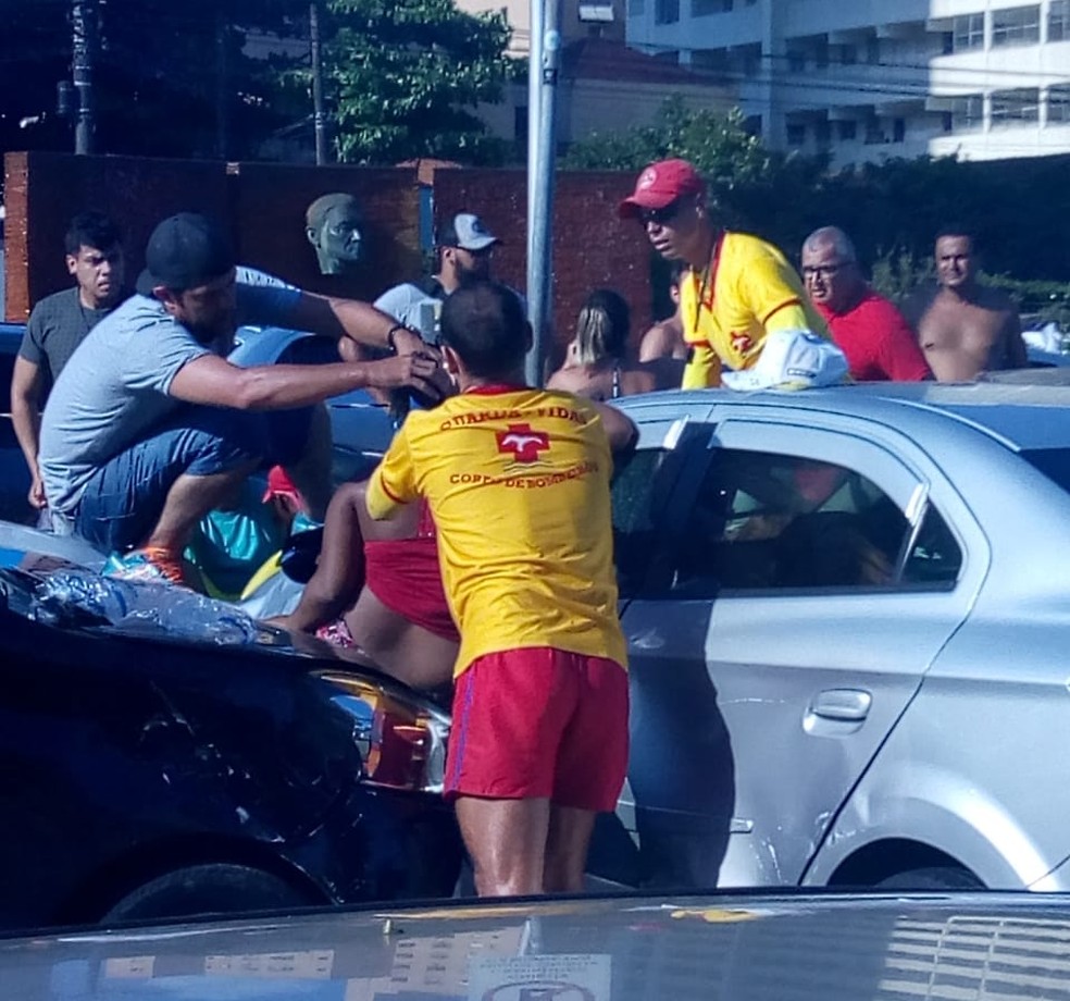 Jovem ficou prensada entre veículos após colisão, em Santos, SP, neste sábado (26) — Foto: G1 Santos