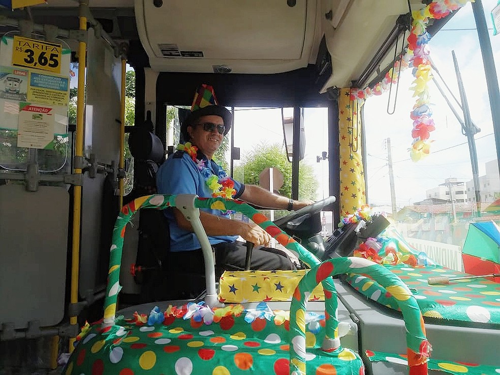 Motorista de ônibus decorado para o carnaval em Natal, Josanilton de Souza, também entrou no clima de festa — Foto: Norton Rafael/Inter TV Cabugi