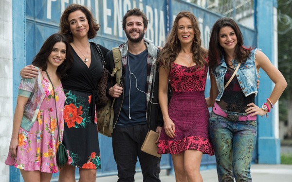 Chandelly como Carmela (à direita) com Mariana Ximenes, Sabrina Petraglia, Jayme Matarazzo e Marisa Orth (Foto: Divulgação/TVGlobo)
