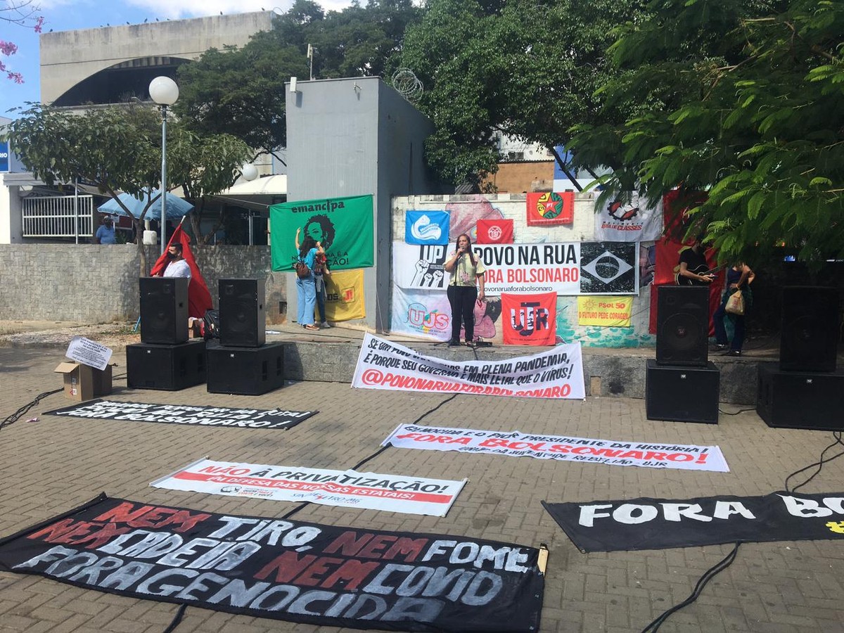 Manifestantes fazem protesto contra o presidente Jair Bolsonaro em Montes Claros