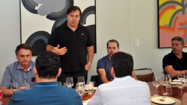 Maia with Bolsonaro and Diabetes Toffoli (STF) for lunch; attacks by Government representatives and the Legislation have been a bucket of cold water for the market (Pic: CHAMBER DE DEASAN, via BBC)  t