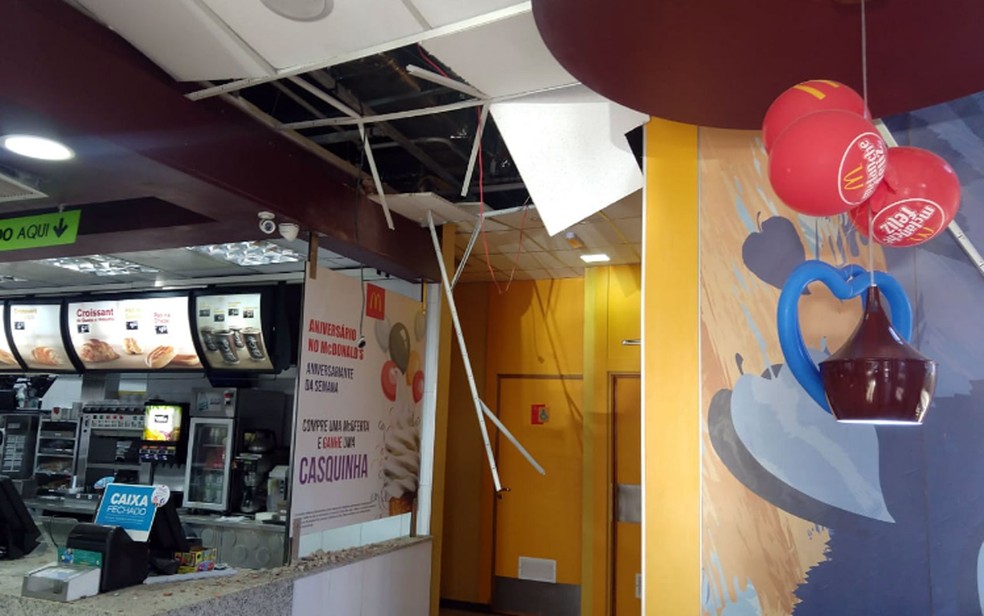 Danos na unidade do McDonald's em Sumaré — Foto: Johnny Inselsperger/EPTV