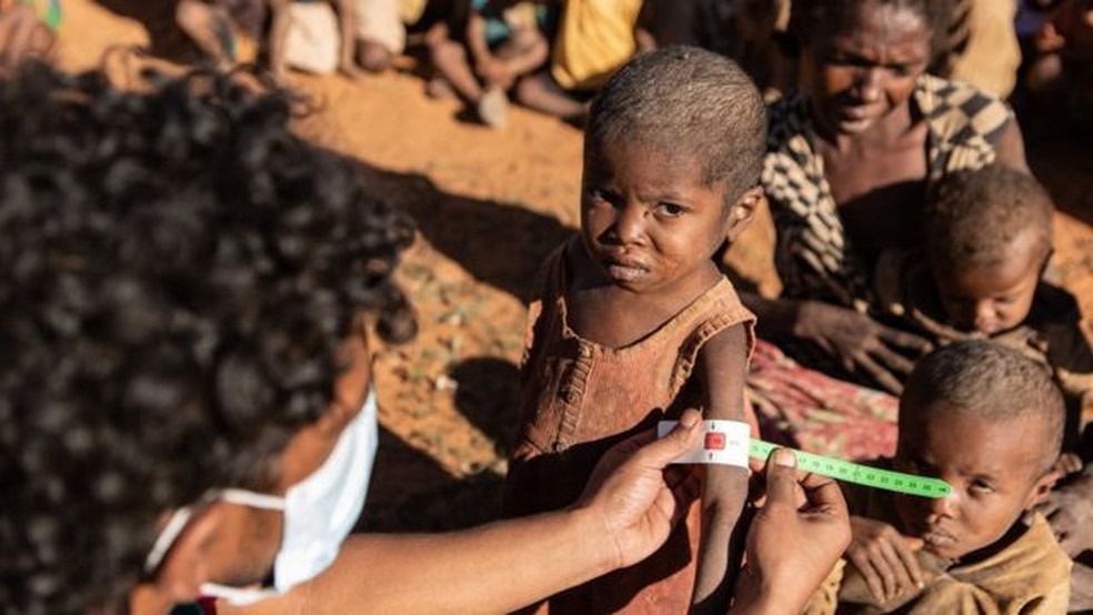 Pelo menos meio milhão de crianças com menos de cinco anos de idade enfrentam risco de desnutrição aguda, segundo a ONU — Foto: Tsiory Andriantsoarana/WFP/Via BBC
