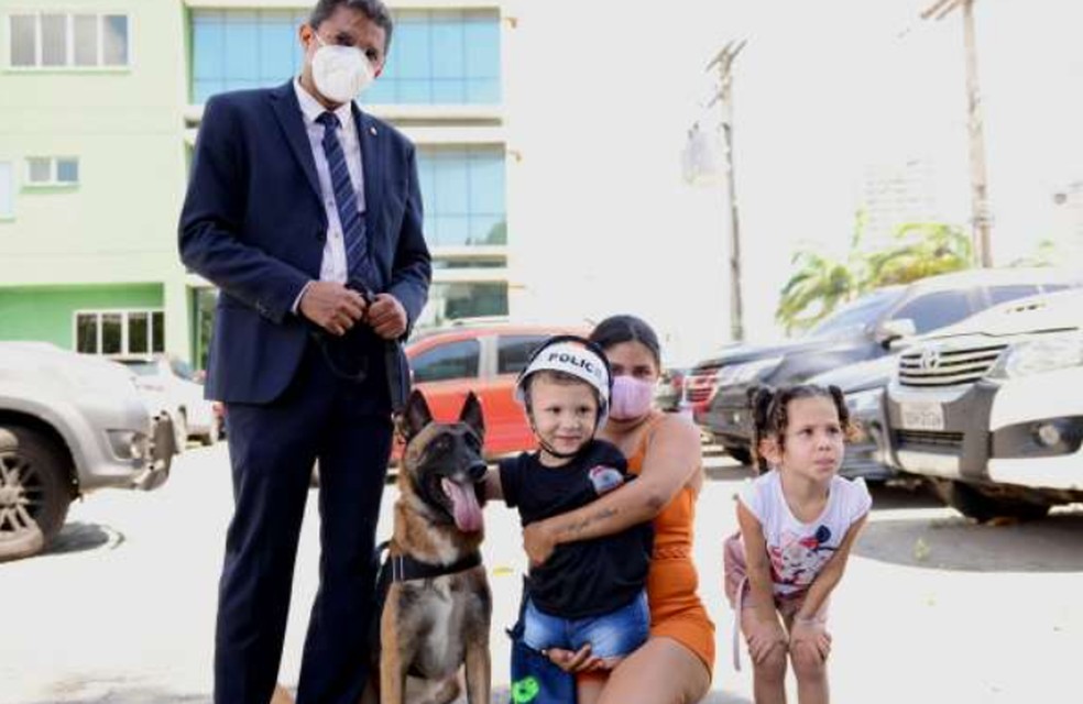 Miguel com Shiryu, o cão farejador da Polícia Civil.  — Foto: SSPDS/Divulgação