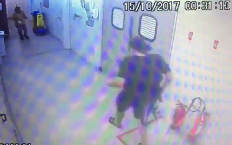 Criminosos com fuzis foram registrados por câmeras de segurança (Foto: Divulgação Polícia Civil)