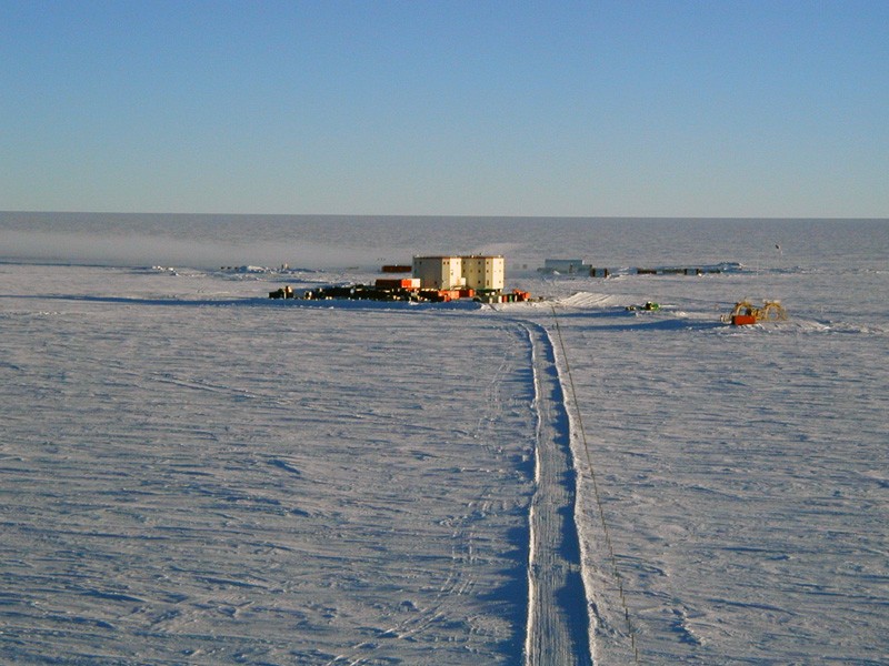 A Base Concordia, na Antártida, próxima a qual os pesquisadores coletaram os micrometeoritos (Foto: Domínio Público)