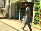 Desempregado consegue vaga após entregar currículos em semáforo