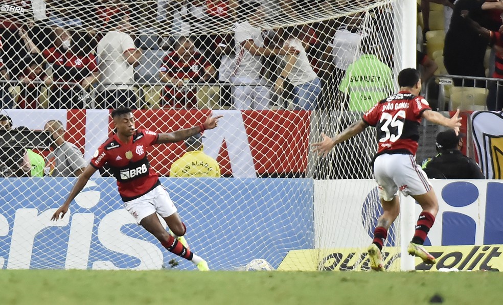 Bruno Henrique comemora gol do Flamengo contra o Corinthians — Foto: André Durão 