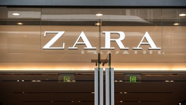 A Zara é uma das maiores lojas do mundo no segmento "fast-fashion" (produção em larga escala e com baixos custos de moda inspirada nas passarelas) (Foto: Getty Images via BBC News Brasil)