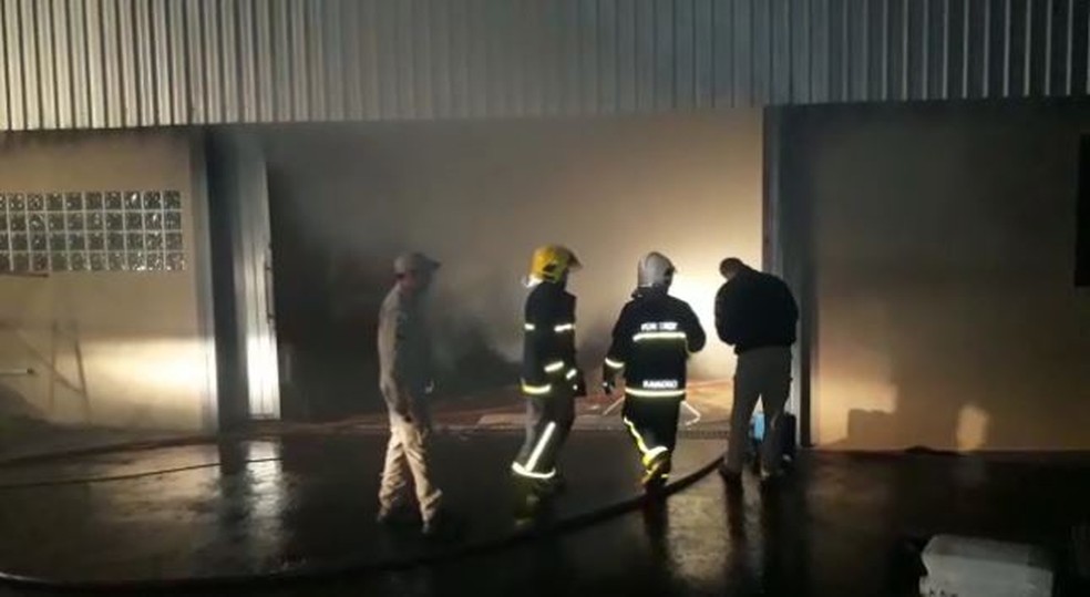 Cinco carros foram atingidos pelo fogo, em incÃªndio a um lava car em Ponta Grossa â€” Foto: TV Vila Velha