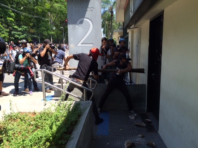 Protesto tentam forçar entrada no Palácio dos Bandeirantes  (Foto: Will Soares/ G1)