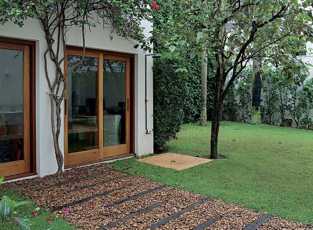 O chuveirão fica ao lado da frondosa amoreira e da murta, que camufla o muro. Projeto da paisagista Michelle Simoncello (Foto: Pedro Abude/Casa e Jardim)