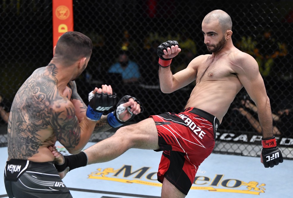 Giga Chikadze acerta o chute que nocauteou Cub Swanson no UFC Reyes x Prochazka — Foto: Getty Images