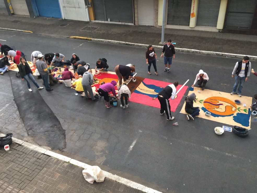 Fiéis também confeccionam tapetes em Joinville — Foto: Kleber Pizzamiglio/RBS TV