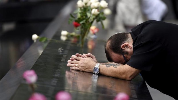 Americano reza em memorial de homenagem às vítimas do 11 de setembro (Foto: Agência EFE)