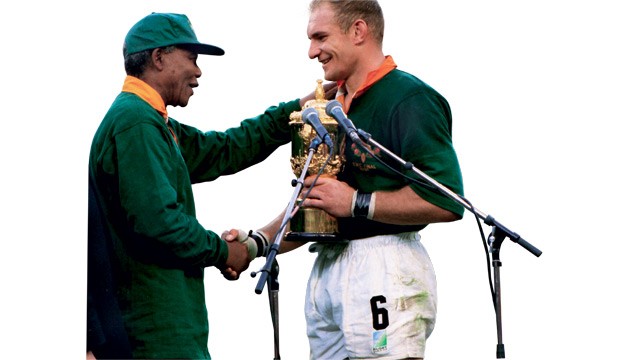 Espelhe-se em: Nelson Mandela - Falou à seleção sul-africana na Copa do Mundo de rúgbi. O time venceu, e o país deu um passo na luta contra o racismo (Foto: GQ Brasil)