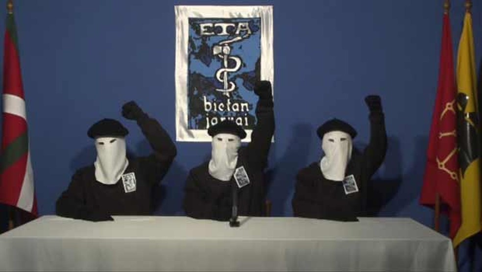 Foto de arquivo mostra integrantes do ETA ao anunciar o abandono completo das armas, em 2011 (Foto: Reuters)