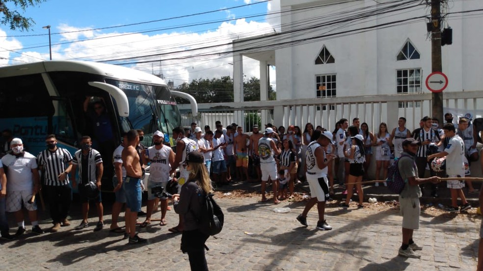 Torcida do Treze recebe o time antes do Cl�ssico dos Maiorais contra o Campinense, na final do Campeonato Paraibano de 2020 � Foto: Jefferson Cariri