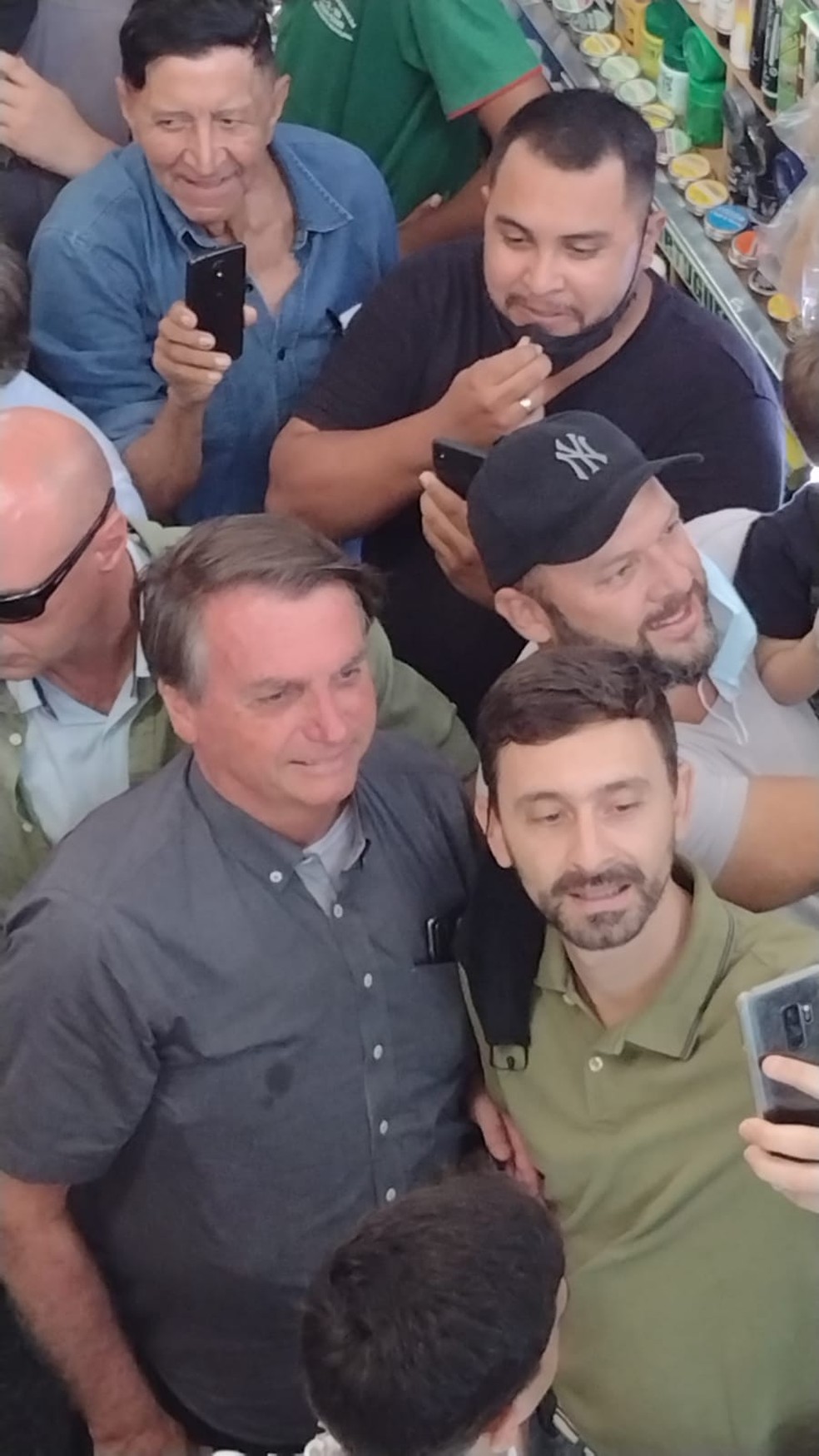 Sem máscaras, Jair Bolsonaro e apoiadores no Mercadão Municipal de Campo Grande — Foto: Daniel Amaral/Mercadão Municipal