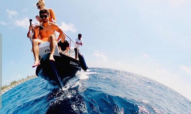 Grazi Massafera e Caio Castro nadam com golfinhos nas Ilhas Maldivas (Foto: Reprodução/Instagram)