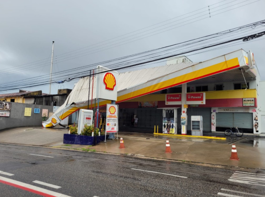 Cobertura de posto de combustível cai durante forte chuva em Fortaleza. — Foto: Kilvia Muniz/Sistema Verdes Mares