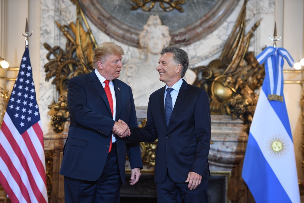 Presidente dos Estados Unidos, Donald Trump, é recebido pelo presidente da Argentina, Mauricio Macri, na Casa Rosada, em Buenos Aires, nesta sexta-feira (30)  — Foto: Saul Loeb / AFP  