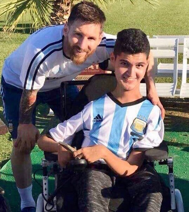 Messi e Franco Greco, considerado o melhor jogador de futebol da Argentina sobre cadeira de rodas - a cadeira foi doado pela Fundación Leo Messi (Foto: Reprodução/Instagram)