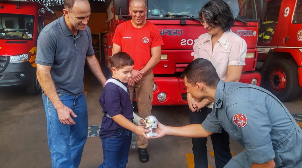 Murilo ganhou miniatura de capacete dos bombeiros de Porto Ferreira (SP) — Foto: Fabio Rodrigues/g1