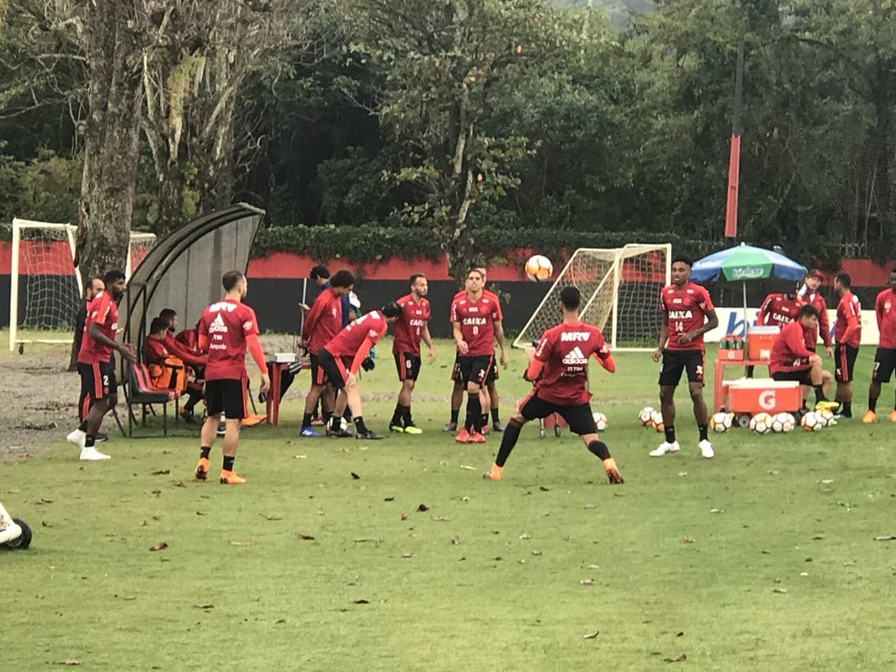 Rodinha de "altinha" no Ninho do Urubu com jogadores do Flamengo, mas sem Guerrero (Foto: Cah&ecirc; Mota/GloboEsporte.com)