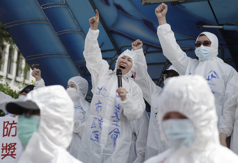 Profissionais de saúde durante uma manifestação do Dia do Trabalho em Taipei, Taiwan.  — Foto: AP Photo/Chiang Ying-ying