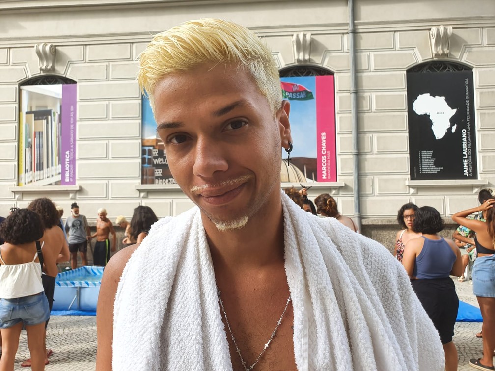 Aulixiar veterinário Sérgio Fernandes escolheu o pré-carnaval para descolorir o cabelo por acreditar que época é de maior permissividade — Foto: Elisa Soupin