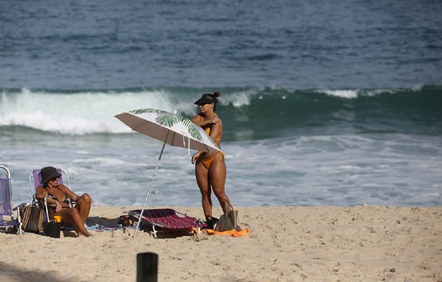 Viviane Araújo de fio dental mostarda no Rio de Janeiro (Foto: AgNews)