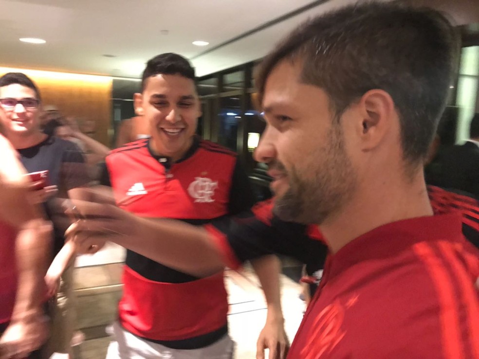 Diego sorri para torcedores que pedem foto (Foto: Cah� Mota )