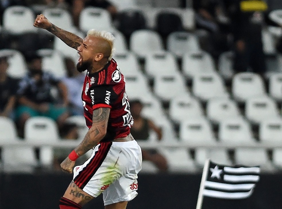 Vidal comemora gol do Flamengo contra o Botafogo — Foto: André Durão