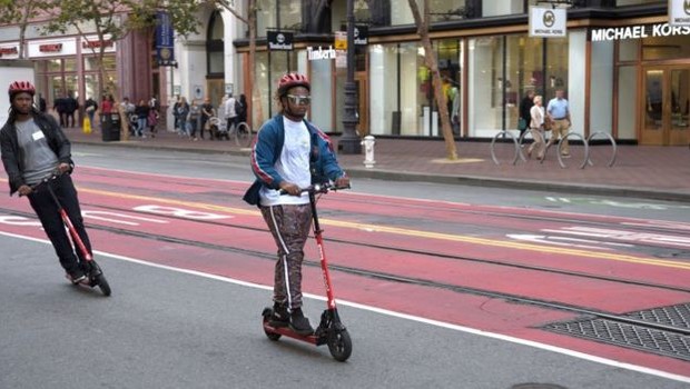 Em abril, a Polícia Metropolitana de Londres anunciou que iria aumentar a repressão ao uso de patinetes elétricos para aumentar a segurança nas ruas (Foto: GETTY IMAGES VIA BBC)