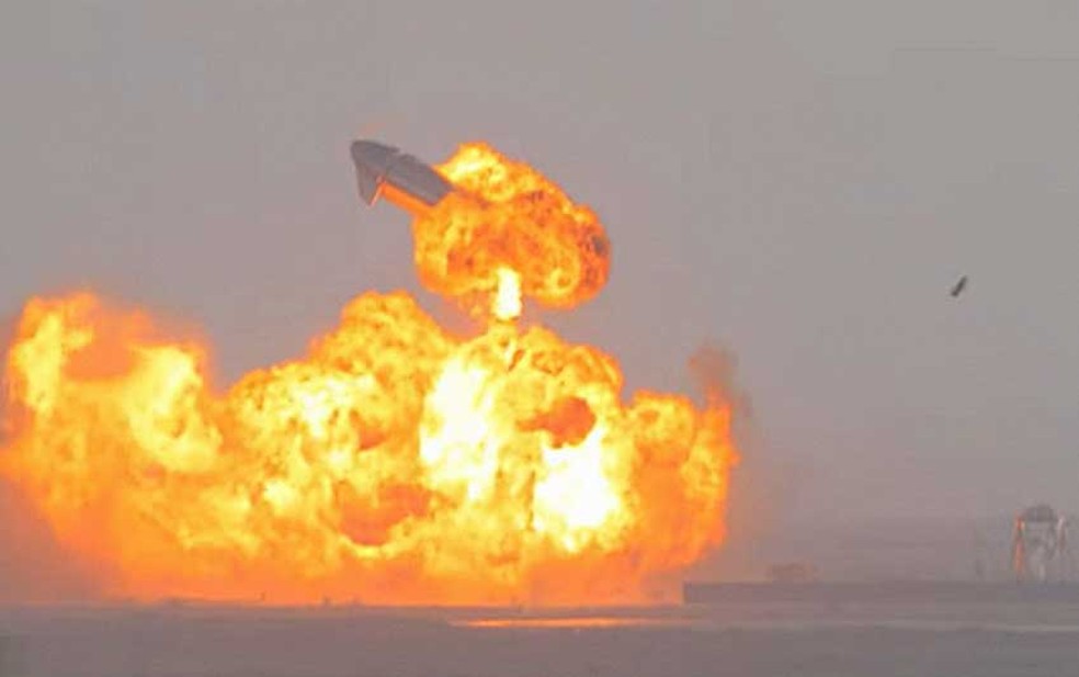 O protótipo da SpaceX explode após pouso — Foto: Spadre / Pearl South Padre Resort via Youtube / via Reuters