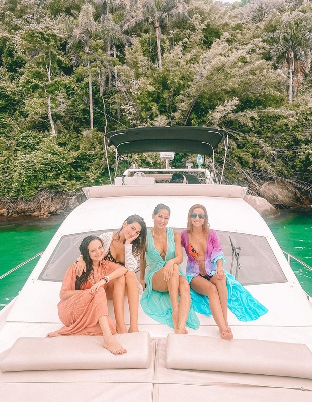 Mayra Cardi passeia de barco com as amigas (Foto: Reprodução/Instagram)