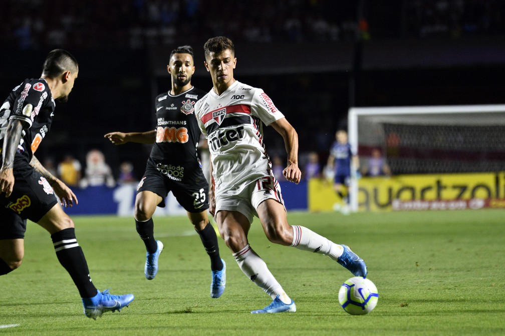 Vitor Bueno foi titular do São Paulo contra o Corinthians — Foto: Marcos Ribolli