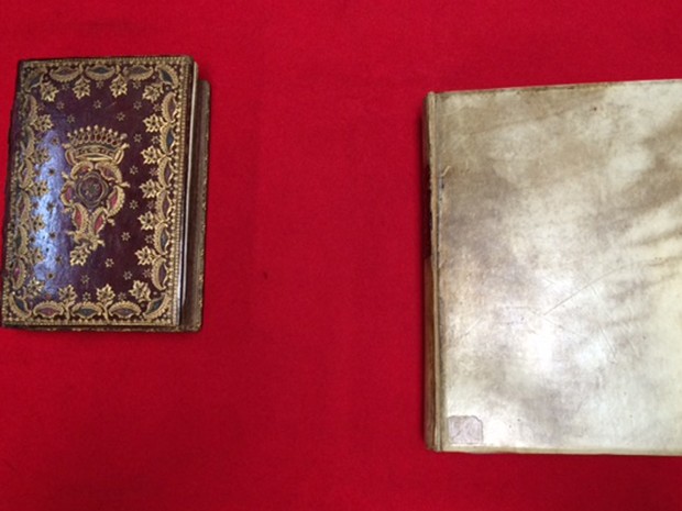 Dois dos livros de horas que fazem parte do acervo da Biblioteca Nacional, no Rio de Janeiro. Cada um deles foi feito à mão por volta de 1460, na região de Flandres. (Foto: Cristina Boeckel/ G1)