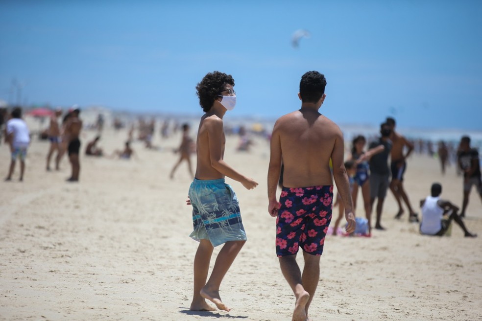 Poucos foram os frequentadores da Praia do Futuro vistos com máscara. — Foto: José Leomar/SVM