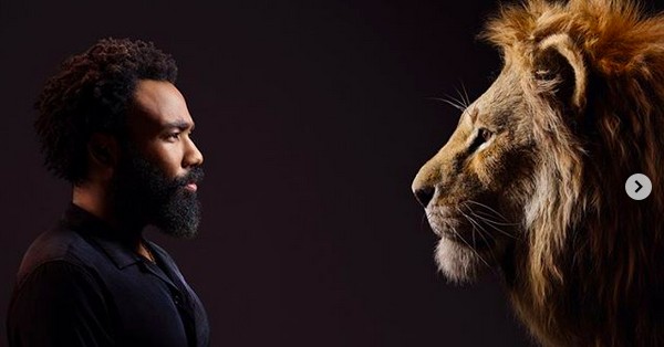 Donald Glover e o leão Simba, dublado por ele em O Rei Leão (Foto: Instagram)