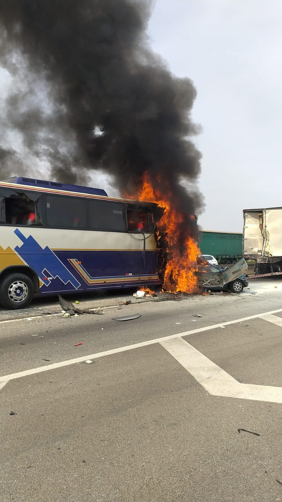 Acidente na via Dutra deixou mortos em São José — Foto: Divulgação/Polícia Rodoviária Federal