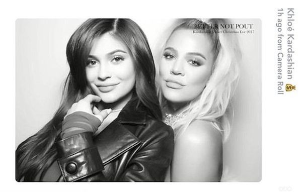 As irmãs Khloé Kardashian e Kylie Jenner durante a festa de Natal de 2017 do clã Kardashian-Jenner (Foto: Instagram)