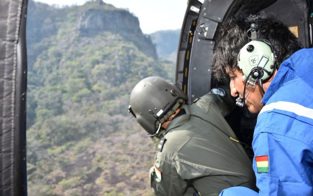 O presidente da BolÃ­via, Evo Morales, observa de helicÃ³ptero incÃªndio de floresta em Santa Rosa, na terÃ§a-feira (27) â?? Foto: Courtesy of Bolivian Presidency/Handout via Reuters