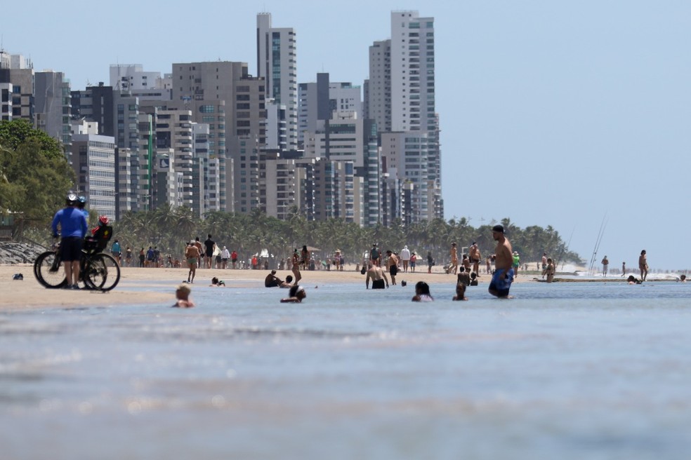Neste domingo (17), população tomou banho de mar apesar de proibições em Pernambuco impostas pelo governo do estado até 17 de março — Foto: Marlon Costa/Pernambuco Press