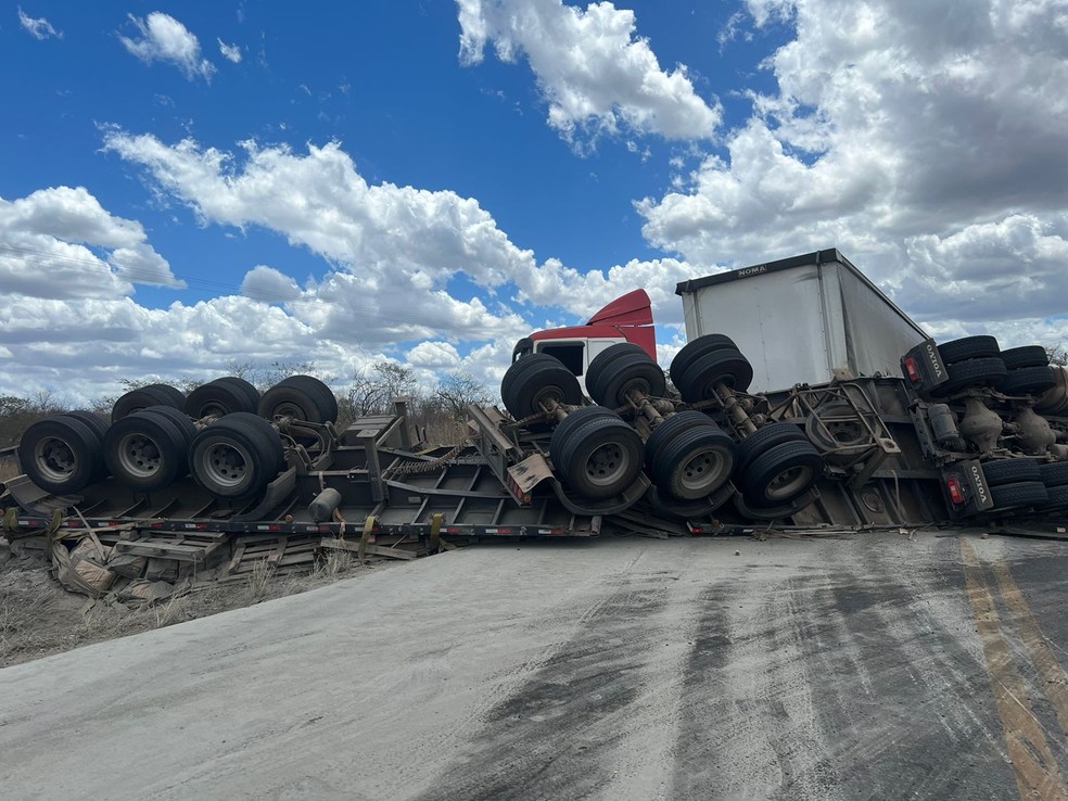 Caminhão colide contra carreta na BR-222, no Ceará. — Foto: Maristela Gláucia/SVM