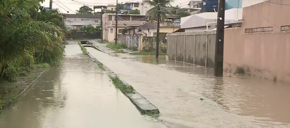 Com poucos minutos de chuva, canal transbordou e não dava para ver onde começava em Camaragibe, no Grande Recife, nesta quinta-feira (24) — Foto: Reprodução/TV Globo